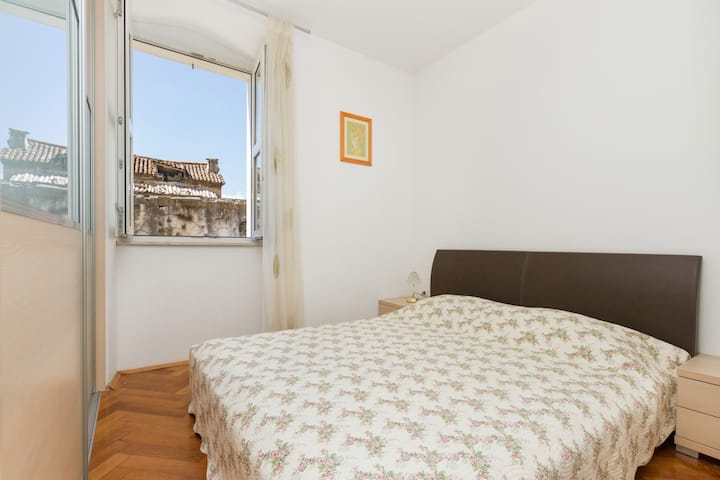 Bedroom with view on Diocletion's palace,
Apartment Angel,
Spli, Croatia