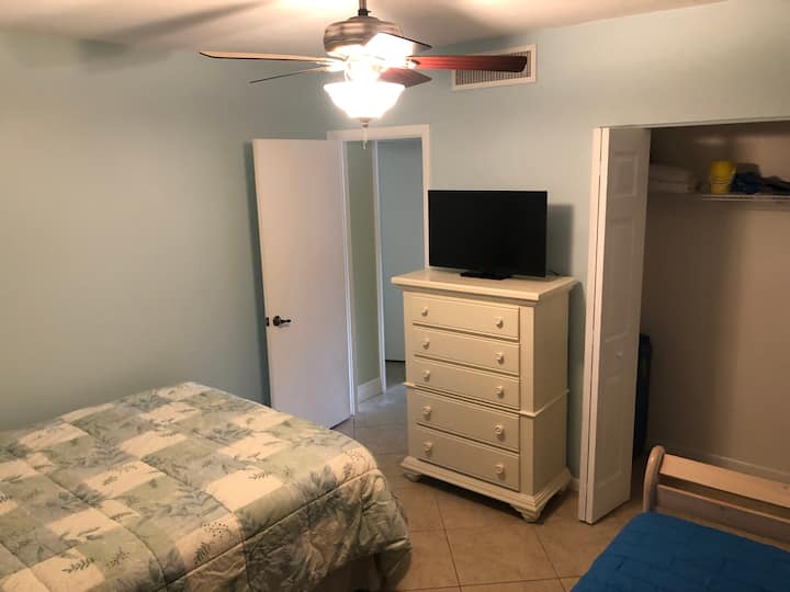 Მეორე საძინებელი - საწოლი 152 × 203 სმ, ტრუნდლით (2 - ტყუპები)