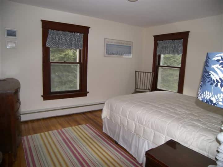 ห้องนอนที่ 2 พร้อมเตียงขนาดควีนไซส์และห้องแต่งตัวแบบวอล์คอิน