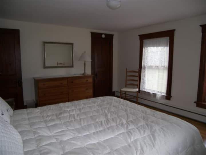 ห้องนอนใหญ่พร้อมเตียงขนาดควีนไซส์ ห้องแต่งตัวแบบวอล์คอิน