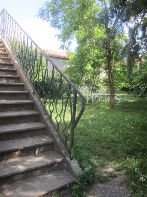 Entrée du jardin et accès à l'escalier qui monte à la porte d'entrée sr le balcon.