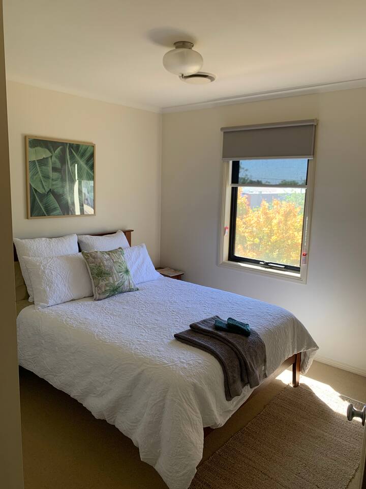 2号卧室配备标准双人床和浴袍