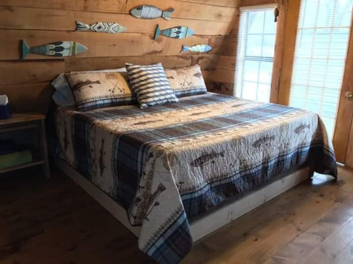 The Bluegill cabin at Bluegill Lake Cabins Cabins for Rent in Eustace