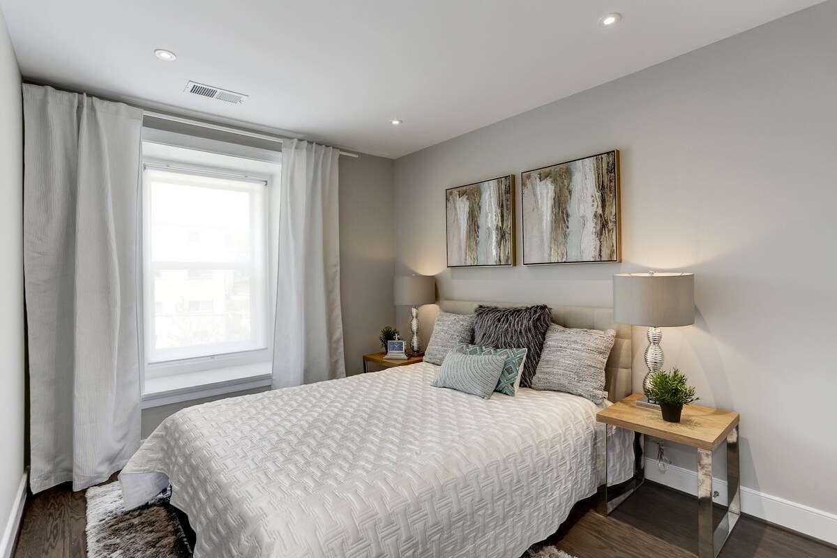 ห้องนอนแขกพร้อมเตียงควีนไซส์