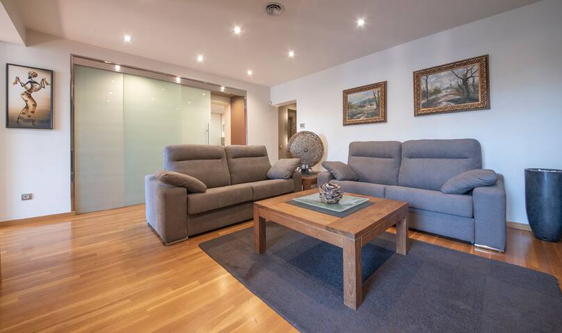 Paseo de Gracia Suite 2, luxurious & cozy, smartTV gallery image 4
