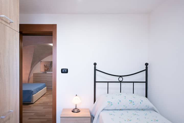 Habitación con cama de individual y armario.