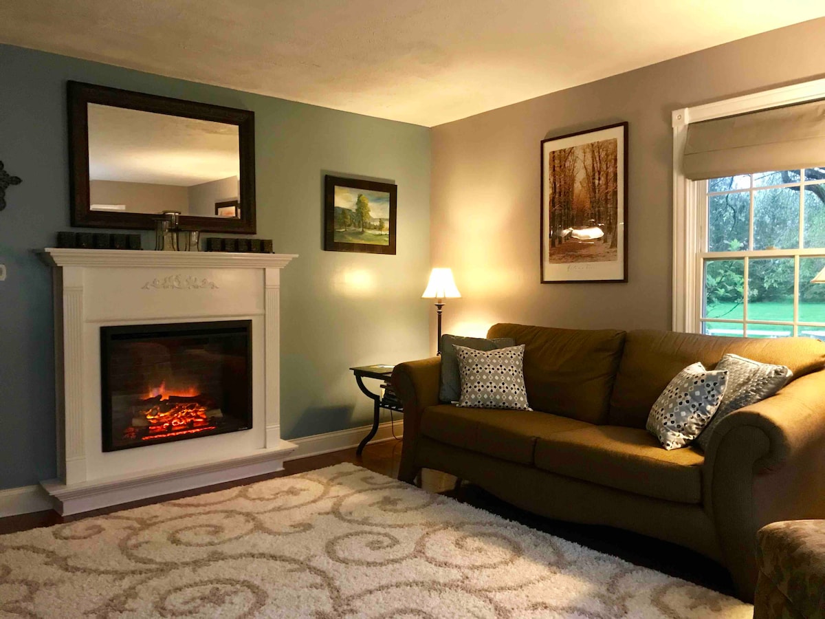 Peaceful country home & pool near DePauw