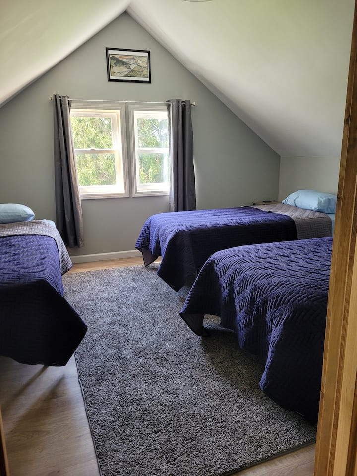 חדר שינה למעלה. 3 מיטות זוגיות. ניתן לחבר 2 מיטות כדי להיות מלך מפוצל. 