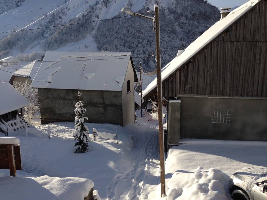 Vue du chalet en hiver