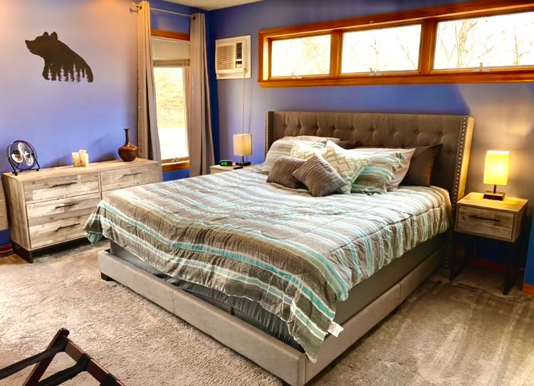 Dormitorio principal con cama tamaño king y baño adjunto