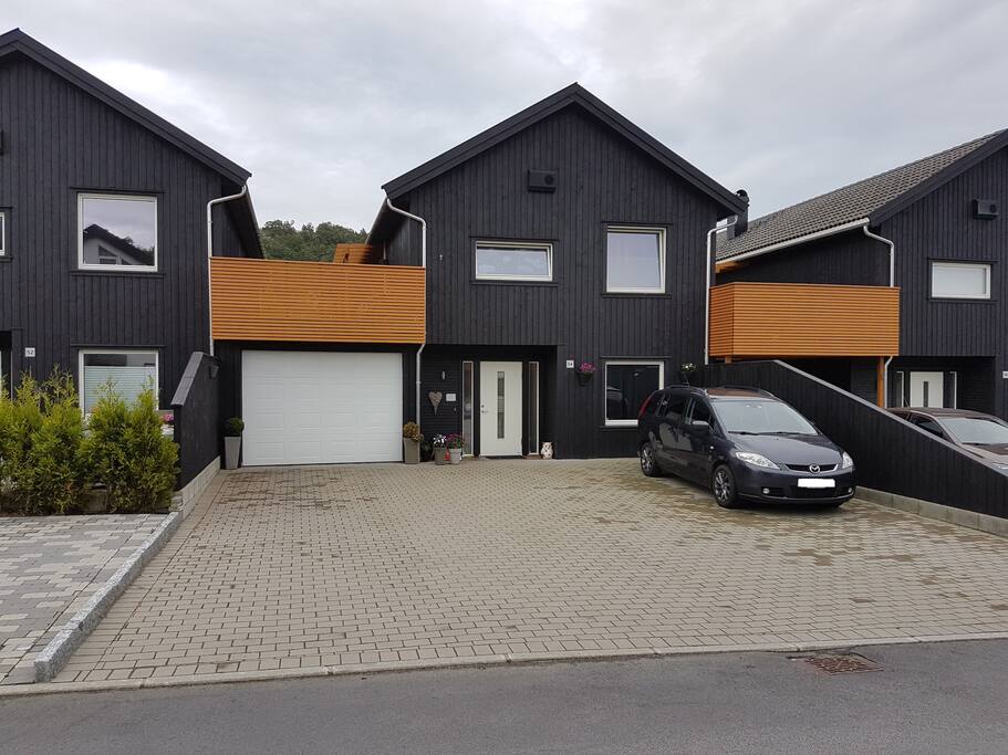 Husets hovedinngang, stor plass til å parkere biler. 2.etg