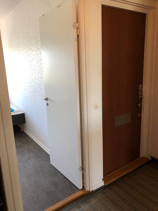 Sovrummet ligger precis vid ytterdörren/ The bedroom is next to the front door.