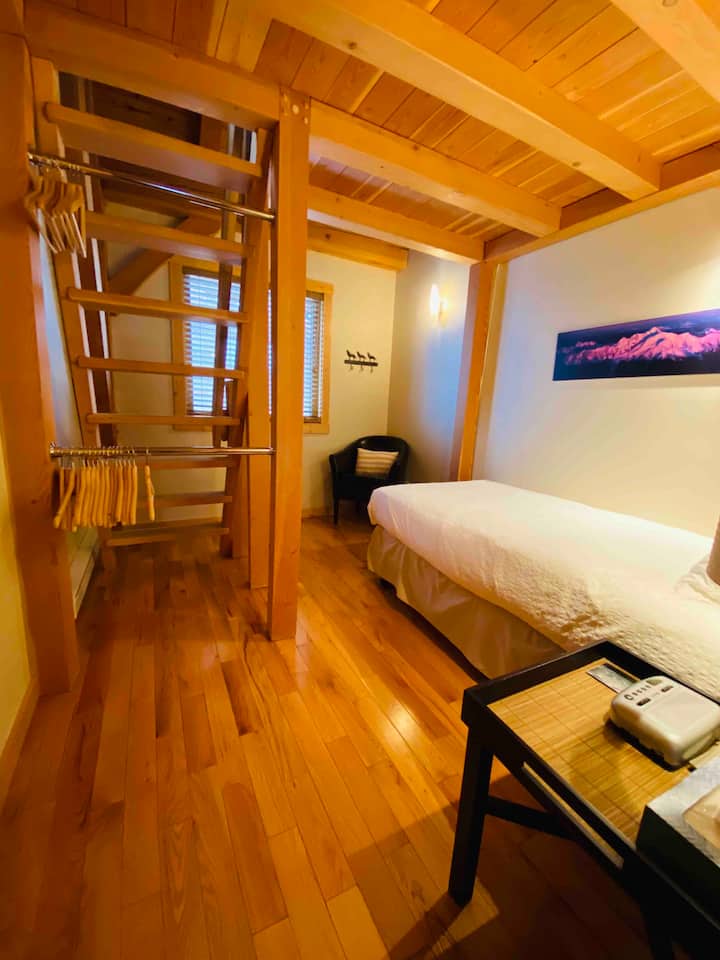 Bedroom #5: Twin bed adjacent to "Treehouse" entrance