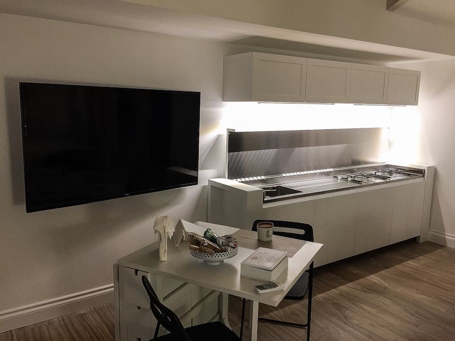 Cucina design moderno e TV maxischermo