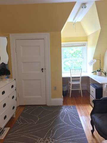 Small cozy well light room in Harvard square area