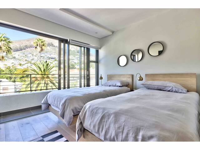 Beautiful Space with views of Lions Head D3 gallery image 3