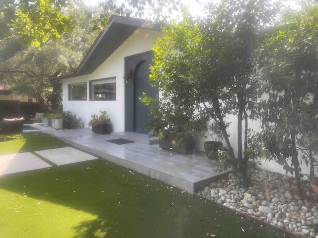 Unique DOWNTOWN SoCo Austin Jewel!!