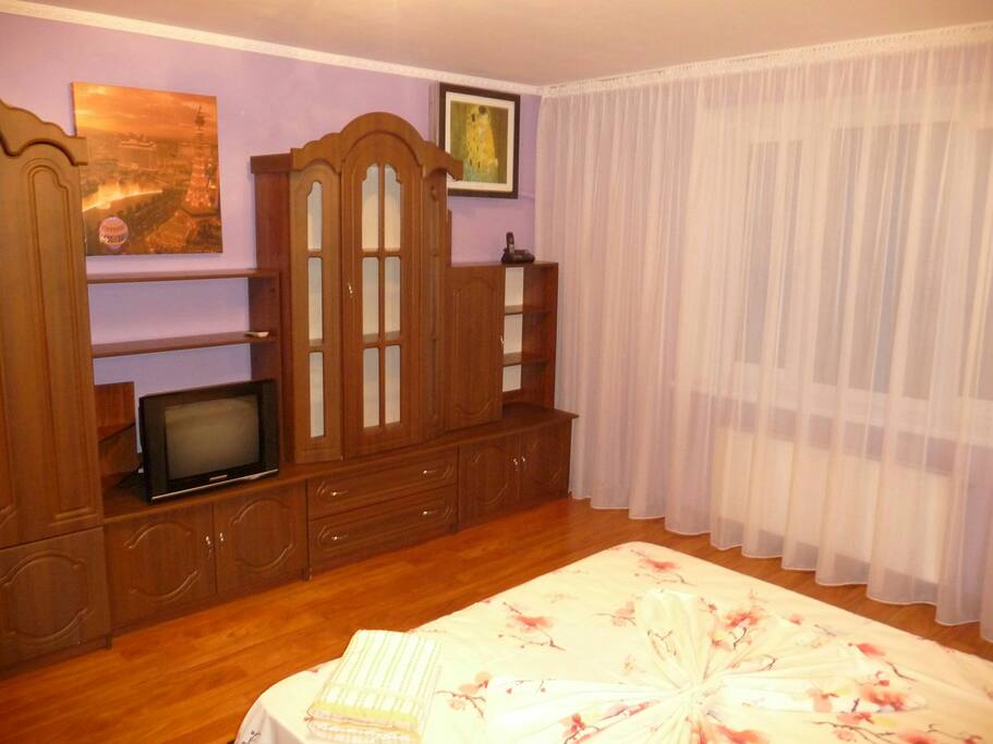Спальня, кондиционер, картины, ТВ