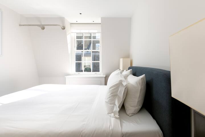 Belgravia Mews – Impeccably Stylish Retro-Chic gallery image 3