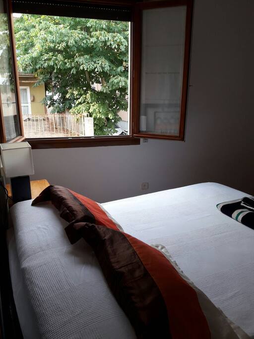 habitacion con ventana a la calle