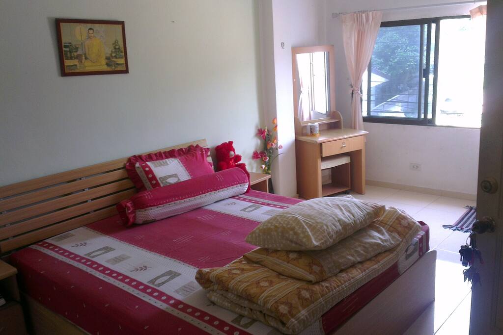 bed room Hugh king bed inner spring matteres very comfortable