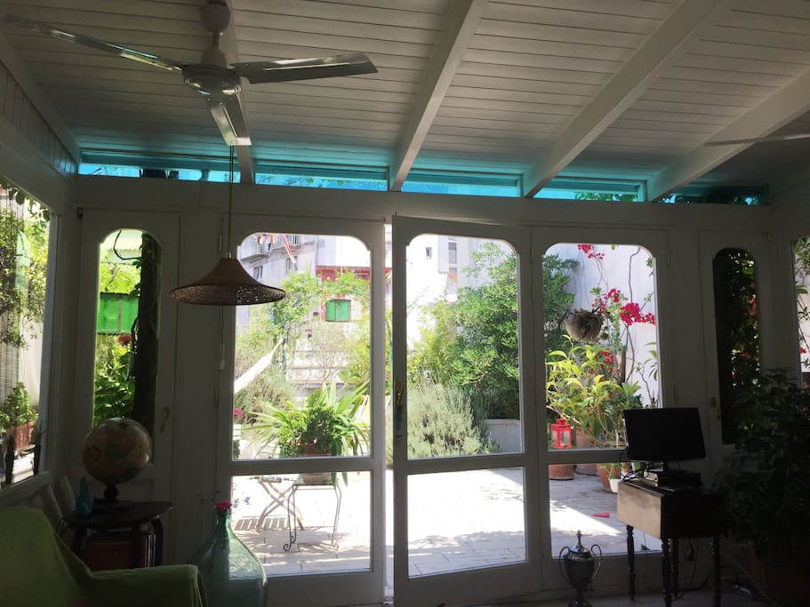 Il patio e l’affaccio sulla grande terrazza