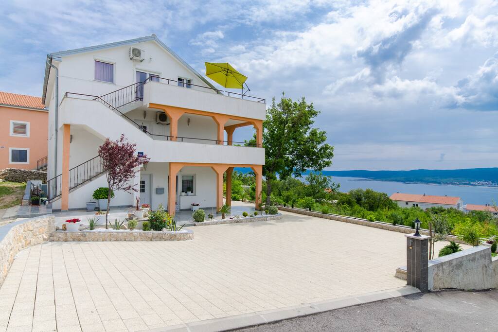 Villa Ivy and parking