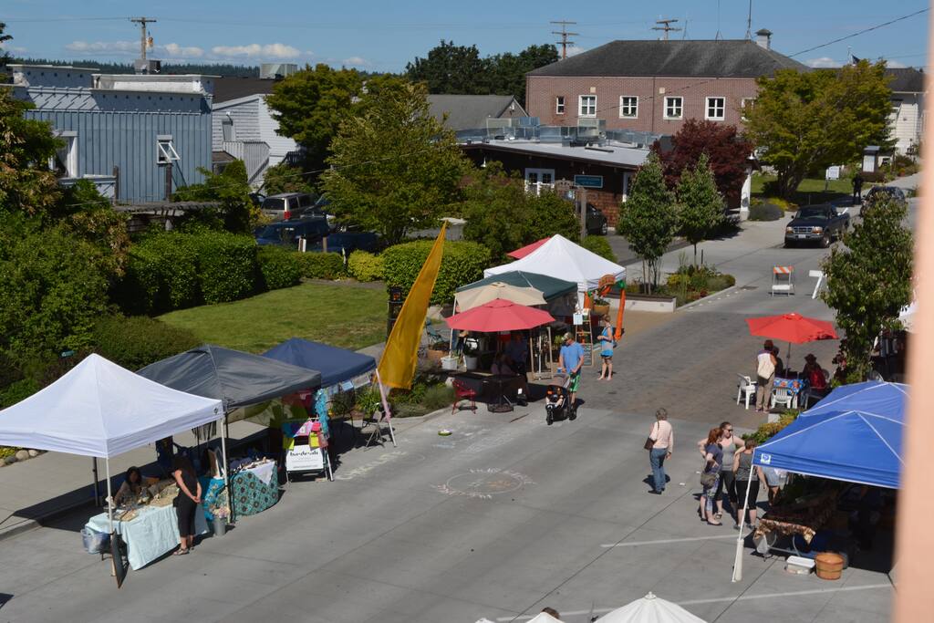 Friday street market (seasonal)