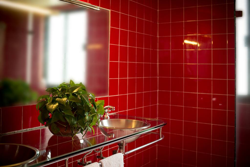 Baño compartido con una habitación aparte.