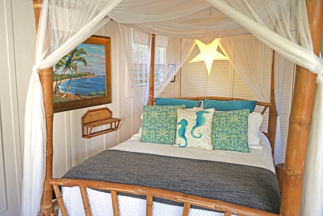 La cama con dosel de bambú Moonrise Cottage presta ambiente y romanticismo.