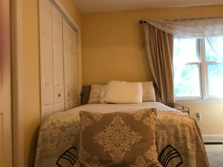 מיטה נוספת בגודל מלא בחדר השינה הראשי