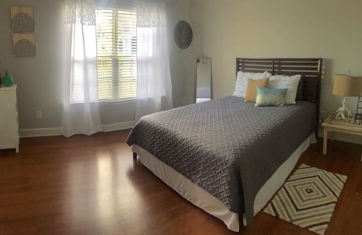 Spacious room with private bath- Beautiful area!