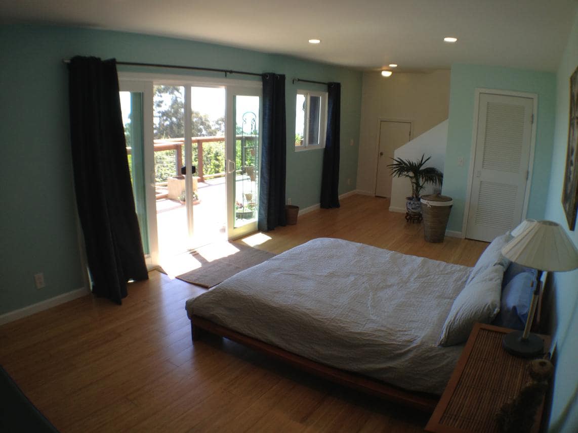 Từ phía sau phòng ngủ, nhìn ra cửa hiên