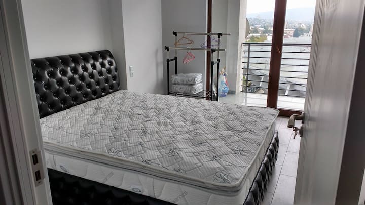 Soveværelse 1: helt ny og komfortabel seng med moderne madras