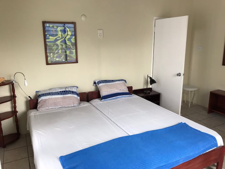 2号卧室有2张单人床。