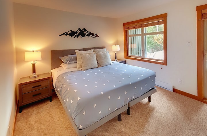 Голямо двойно легло на по - ниско ниво с директен достъп до хидромасажна вана!