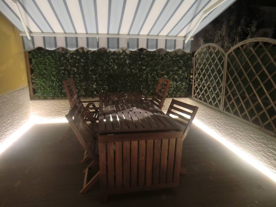 Terrazza Esterna di notte con illuminazione led inserita nel pavimento in legno