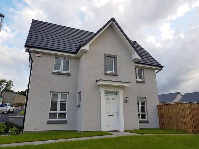 Bright clean new build house with private bathroom