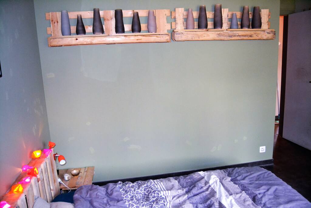 Céramiques dans la chambre