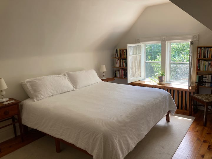 Главна спална соба на трети кат со клима уред