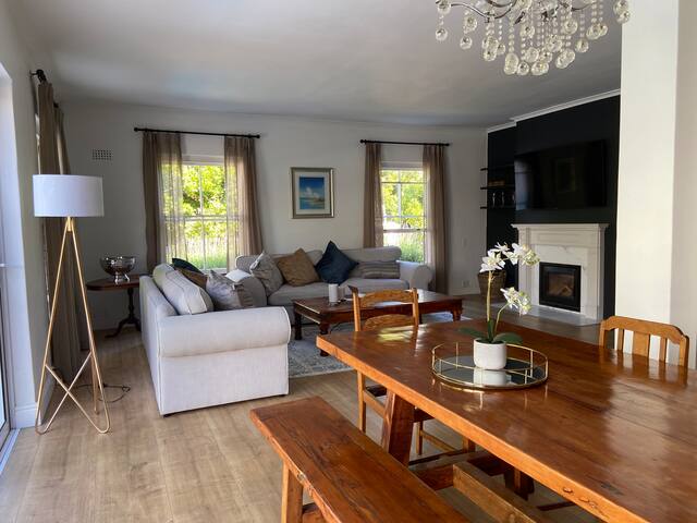 Newlands home, super fast WiFi with batteries gallery image 5