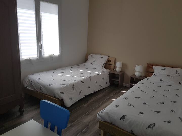 Spavaća soba 1 :  2 kreveta 90x200. Ormar. Električni roletni. 
