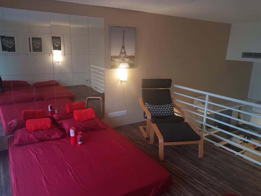 1 Queen Bed