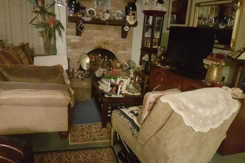 Living room area with cable tv and Free Wi-Fi