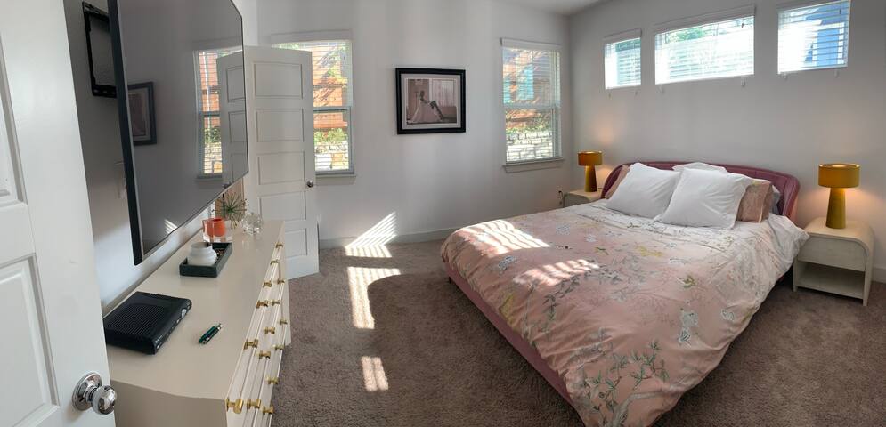 Chic new 3 bed home minutes from downtown & COTA gallery image 2