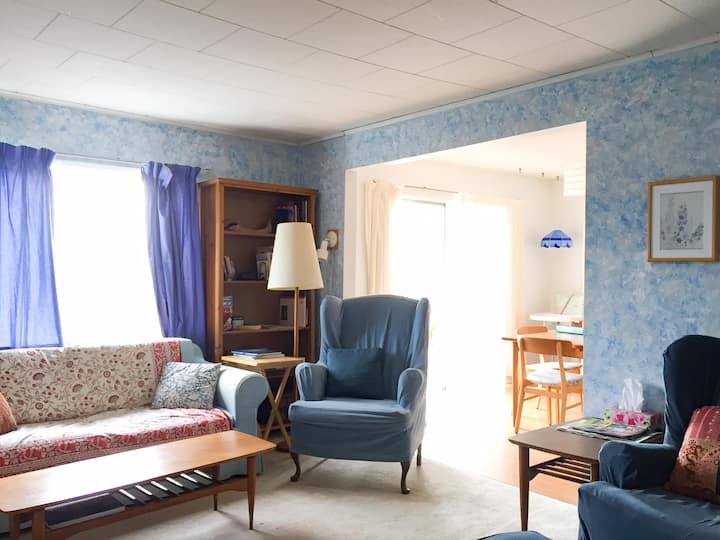 636 Beach Av Retreat
Gibsons Bc V0n1v9

H053977232 - Sunshine Coast