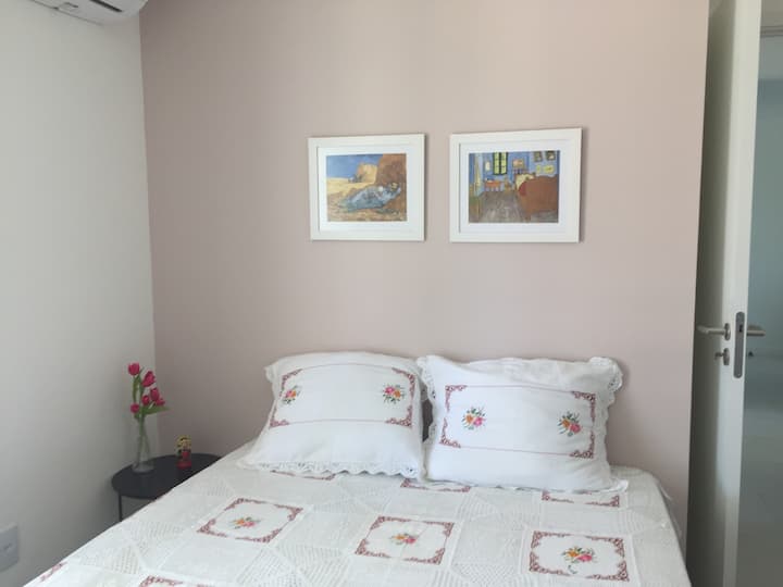 Segunda suite tradicional con cama 
.