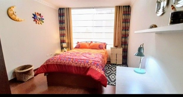 غرفة نوم مريحة وواسعة، إضاءة طبيعية وتهوية وإطلالة. سرير مزدوج، مرتبة كونتيننتال جديدة، مضاد للفيروسات والفراش