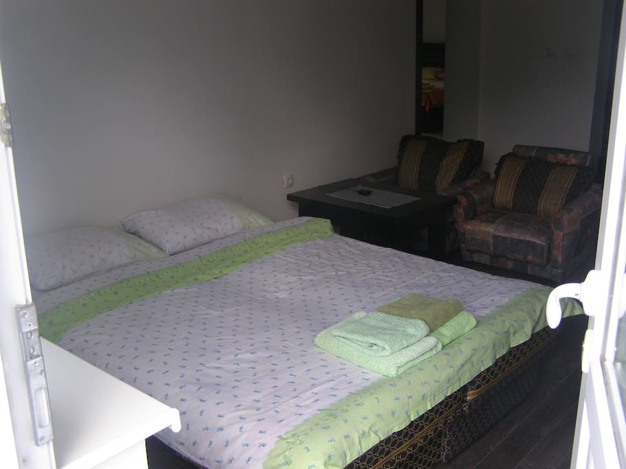 Living room with double bed which can be separated + 1 single