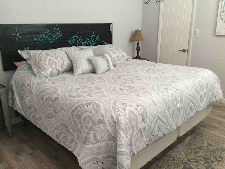 Dhoma kryesore e gjumit ka një krevat të rehatshëm King size, dollap (me hekur dhe hekurosje) dhe një banjë kryesore. 